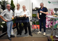 De heren van Boomkwekerij Hoekert samen met de vriendelijke dames van de catering. Deze dames voorzagen iedereen op de beurs van een heerlijk bakkie koffie en een versnapering.